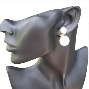 MARVELLA 60S WHITE BEAD & GOLDTONED DROP CLIP ON EARRINGS